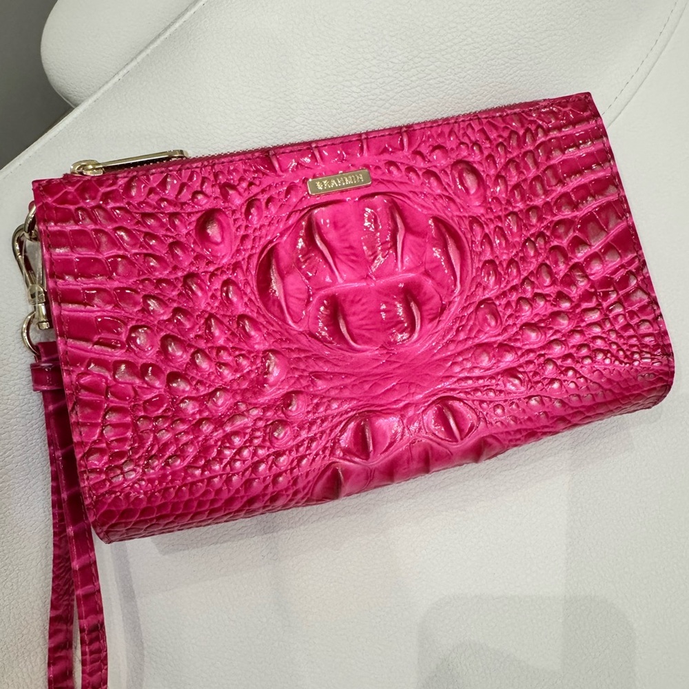💕💕😍Brahmin LIKE NEW Hot Pink/Fuchsia Embossed Wristlet